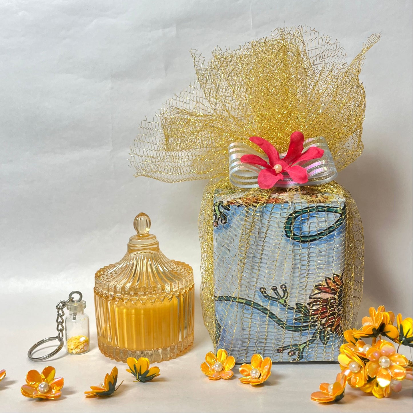 Crystal Candle Gift Set: Golden Scented Candle & Glitter Keychain